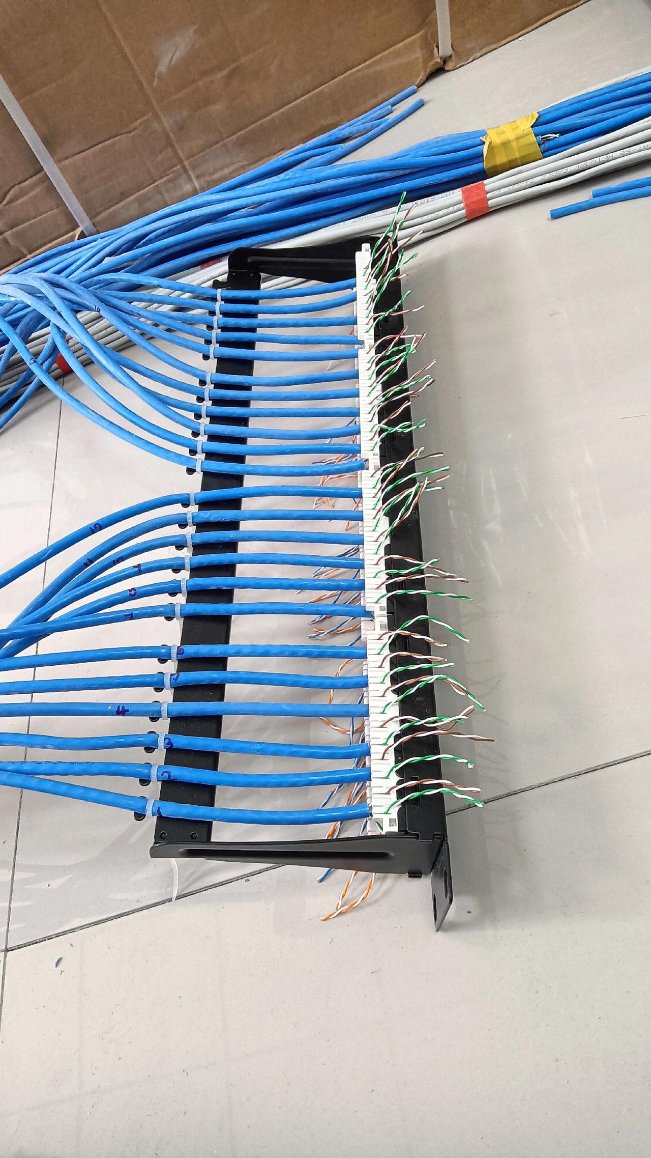 打网络配线架 专业的事，交给专业的人——施工现场实拍